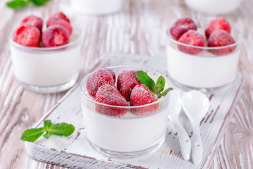 Yogurt dessert with frozen strawberries