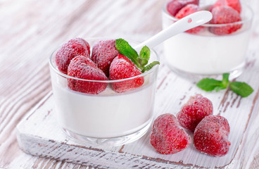 Panna cotta with frozen strawberries