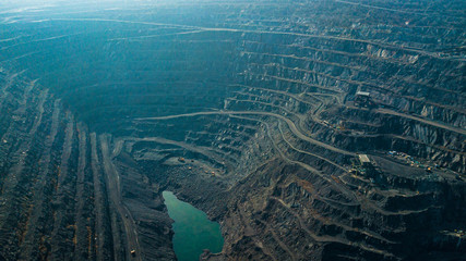An open-cast mine quarry using an open-pit mining of ore type according to a height study