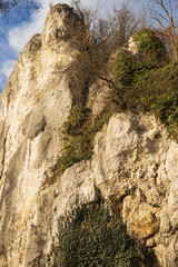 Fels in der Brandung mit blauem Himmel