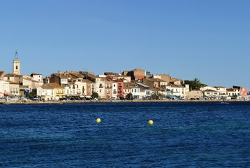 Obraz premium Le village de Bouzigues au bord de l’étang de Thau