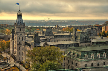 Fototapeta premium Parlament Quebecu w Kanadzie. Zachmurzone niebo w tle.