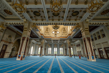 Obraz premium Beautiful prayer hall interior view at Sri Sendayan Mosque, Seremban, Negeri Sembilan, Malaysia.