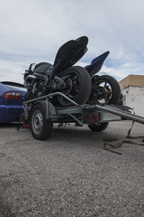 motos de competición en remolque