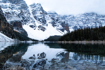 Vista deslumbrante de um lago na regi&atilde;o do parque Jasper no Canada no inverno