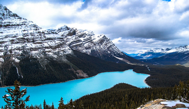 Vista deslumbrante de um lago na regi&atilde;o do parque Jasper no Canada no inverno