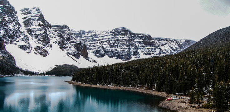 Vista deslumbrante de um lago na regi&atilde;o do parque Jasper no Canada no inverno