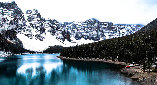Vista deslumbrante de um lago na regi&atilde;o do parque Jasper no Canada no inverno