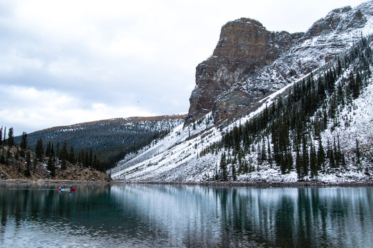 Vista deslumbrante de um lago na regi&atilde;o do parque Jasper no Canada no inverno