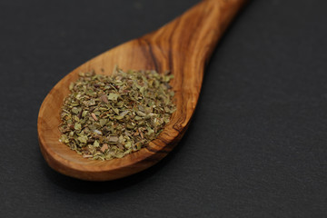 Oregano Gewürz Kräuter auf einem Holzlöffel