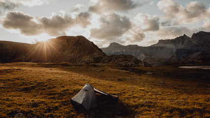 Admirer le coucher de soleil et dormir dans une tente