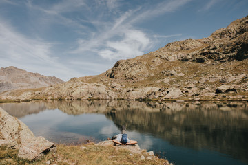 Homme faisant la sieste après une randonnée