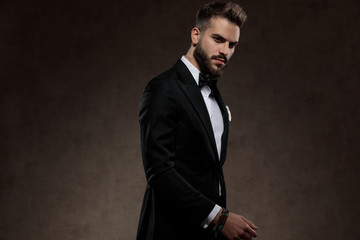Obraz premium Bothered fashion groom frowning and looking forward