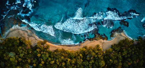 Foto auf Acrylglas Luftaufnahme Strand Herrliche Luftaufnahme einer blauen tropischen Lagune mit kristallklarem Wasser, umgeben von Strand und Palmen.