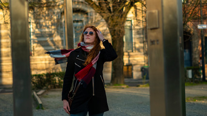 viajera, mujer, anteojos de sol, peliroja, parque, instagram, soleado, contraluz, verano, atardecer, abrigo, pañuelo, meditando, gafas de sol.