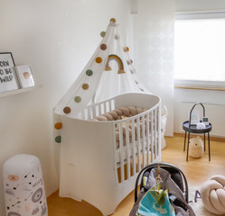 Moderner helles, Kinderzimmer mit Wiege