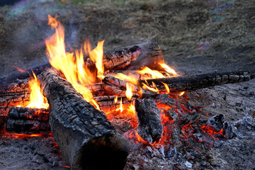 Brennende Baumstämme - Lagerfeuer gross