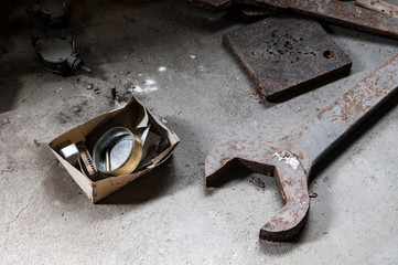 Werkzeuge und Details in einer historischen Lederprägeanstalt