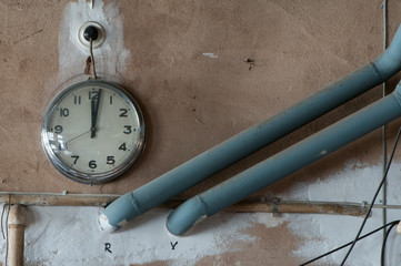 Werkzeuge und Details in einer historischen Lederprägeanstalt