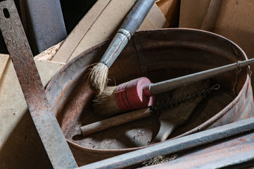 Werkzeuge und Details in einer historischen Lederprägeanstalt