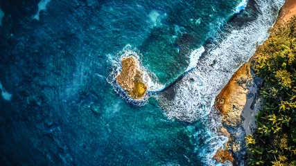 Gartenposter Luftaufnahme Strand Luftdrohnenfoto einer winzigen Insel in einem türkisfarbenen, transparenten Wasser eines Ozeans, umgeben von Sandstrand und Palmen eines tropischen Resorts. Ausblick von Oben