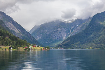 Fantastisk utsikt med fjord och berg. Vacker reflektion. selective focus