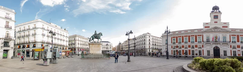 Foto op Plexiglas Panoramisch van het &quot Puerta del Sol&quot -plein in Madrid met minder mensen dan normaal vanwege de alarmtoestand en de opsluiting die is afgekondigd vanwege het Coronavirus, Covid19 © Fernando
