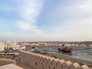 Dhow Omaniti tradizionali nella baia di Sur durante la bassa marea