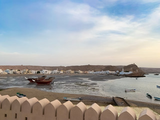 Dhow Omaniti tradizionali nella baia di Sur durante la bassa marea