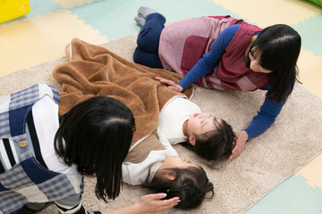 お昼寝をする園児