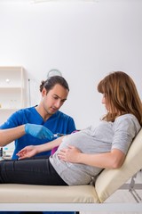 Obraz premium Young pregnant woman in blood transfusion concept