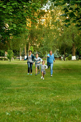 Naklejka premium Portrait of happy parents and children running