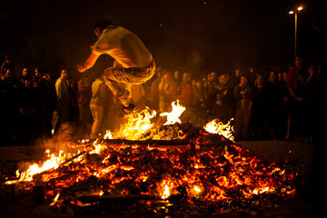Jóvenes saltando el fuego en las hogueras de San Juan en Pamplona