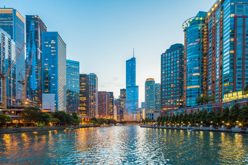 Beautiful view of skyline chicago river canal in Chicago Illinois USA - obrazy, fototapety, plakaty
