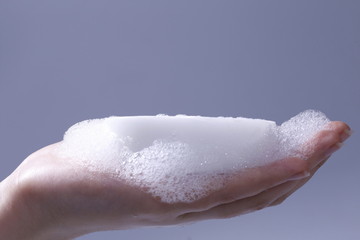 The novel coronavirus pneumonia is scientifically washed by holding a white foam on one hand, disinfecting hand soap or disinfecting soap with 75% alcohol.