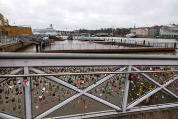 Obraz premium Love padlocks on the fence of the bridge in Helsiki