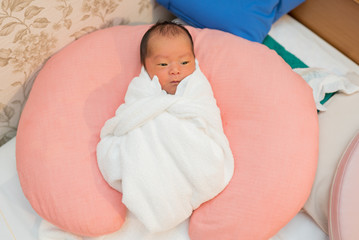 おくるみにくるまれた赤ちゃん