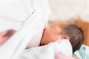 Obraz na płótnie Canvas 母乳を飲む赤ちゃん
