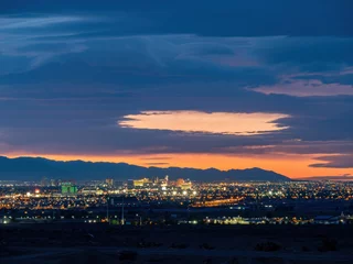 Gordijnen Sunset red afterglow over the famous strip of Vegas © Kit Leong