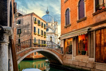 Zelfklevend Fotobehang Cityscape van Venetië, waterkanaal, brug en traditionele gebouwen, Italië. Architectuur en bezienswaardigheden van Venetië. © Vladimir Sazonov
