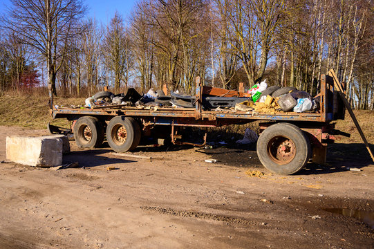Photo of a garbage dump outdoors on a caravan on a clear sunny day