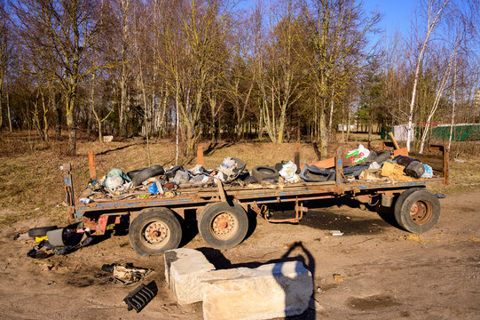 Photo of a garbage dump outdoors on a caravan on a clear sunny day