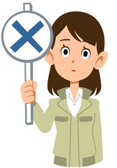 不正解の札を出す作業服を着た女性