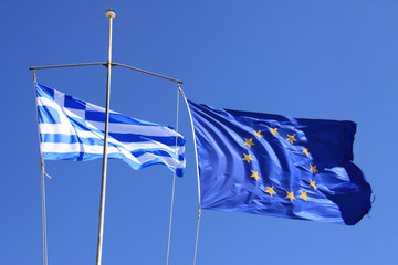 Flaggen von Griechenland und Europa vor blauem Himmel