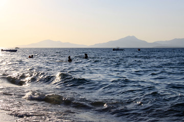 Menschen baden im Meer in der Ägäis