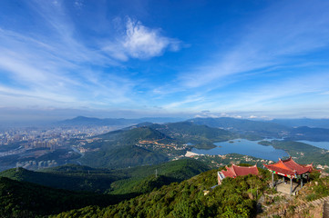 Obraz premium The mountain overlooks the beautiful scenery below