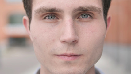 Obraz premium Odkryty Zbliżenie twarzy młodego człowieka