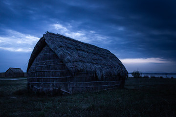 Cabane de pecheur sud france à l'heure bleu