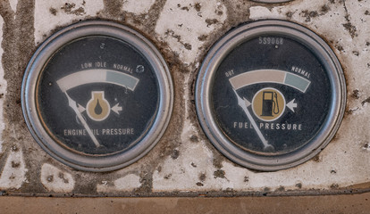 Medidores antiguos circulares de la presión del combustible y del aceite oxidados.