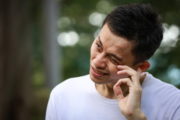 耳に痛みを感じる男性